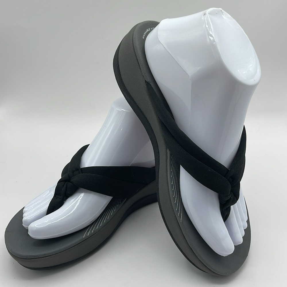 Clarks Black Sandals with Cushioned Sole and Wide Strap Womens Size 8